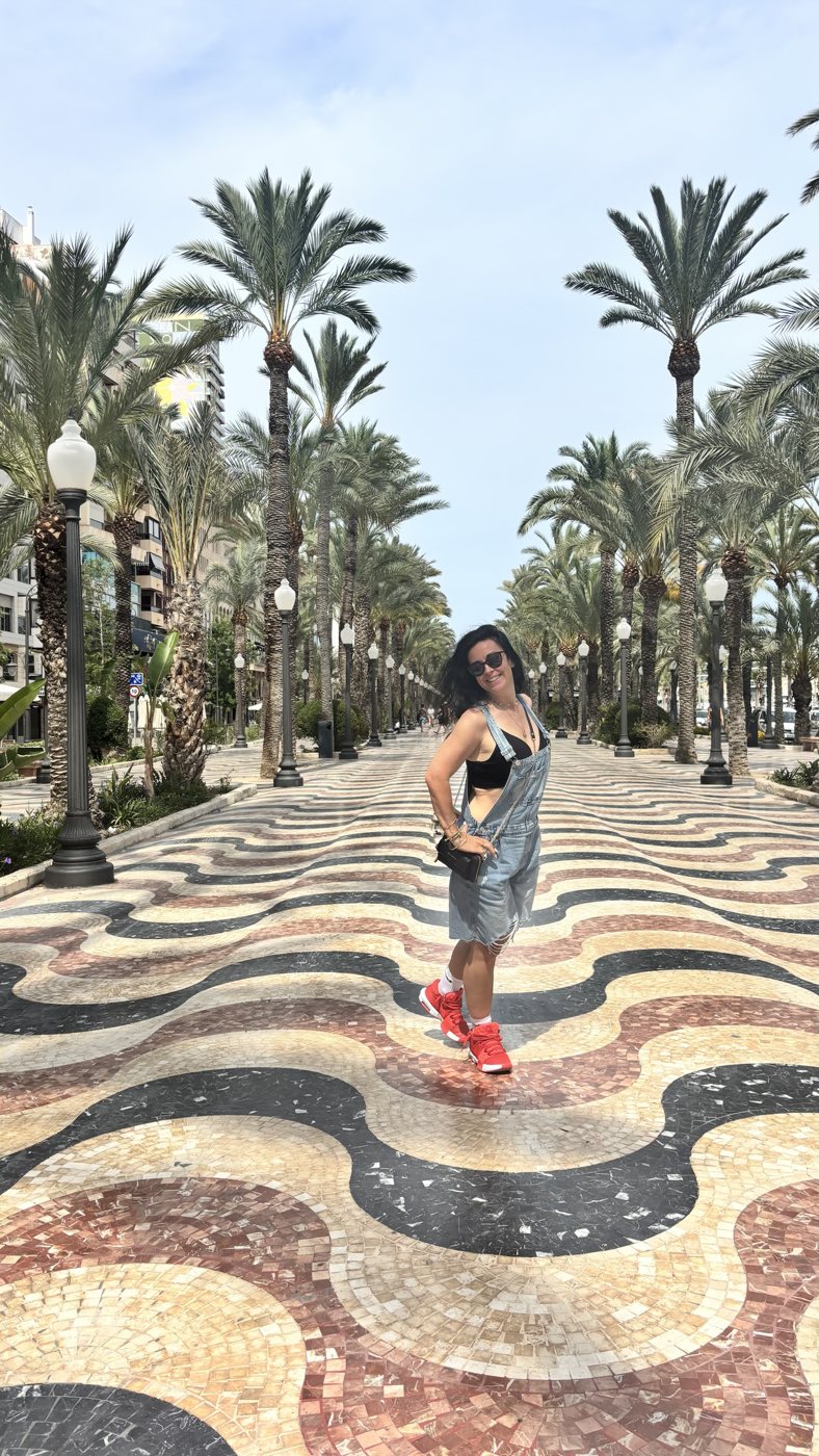 Elena auf der Promenade in Alicante