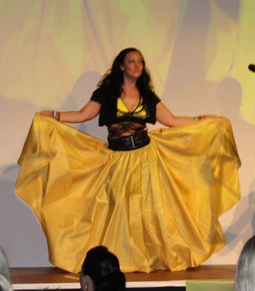 Elena mit gelbem Showrock auf der Bühne